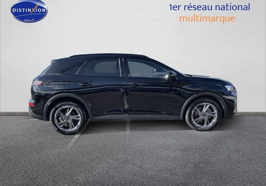 Profil latéral droit du DS7 Crossback E-TENSE 2021 en noir perle métal avec jantes alliage et lignes épurées.