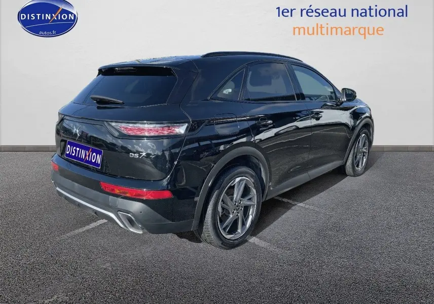 Vue 3/4 arrière droite d'un DS7 Crossback noir perle métal avec feux LED et jantes alliage 19 pouces.