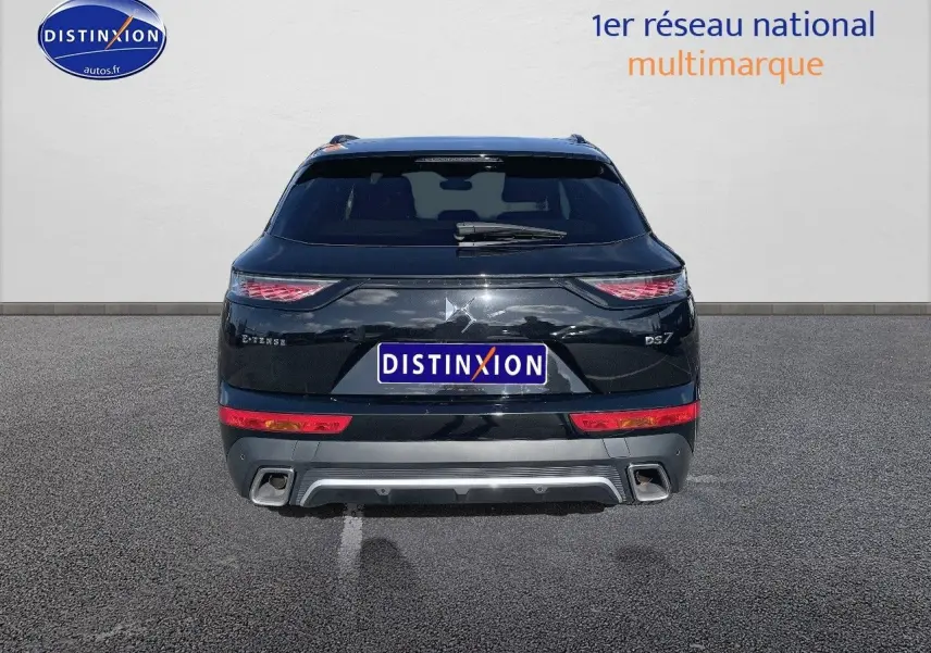 Vue arrière du DS7 Crossback E-TENSE noir perle métal, mettant en valeur ses feux LED et sa double sortie d'échappement intégrée.