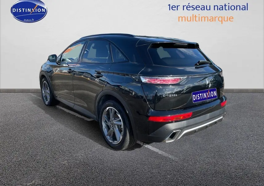 Vue 3/4 arrière droite du DS7 Crossback noir perle métal avec feux LED et jantes alliage sur parking.