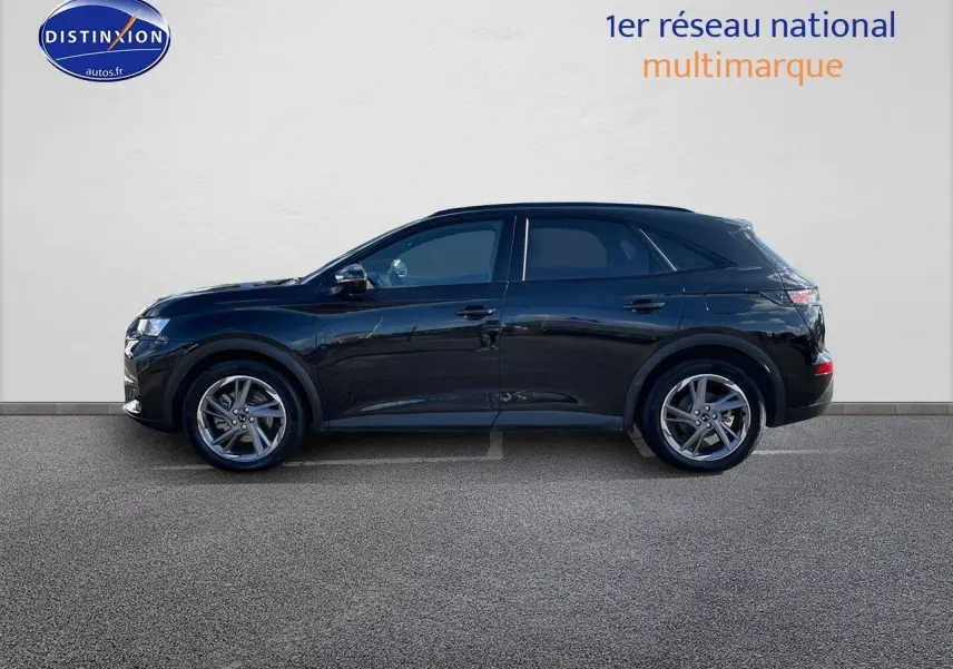 DS7 Crossback E-TENSE noir perle métal vu de profil côté gauche sur fond clair, soulignant ses lignes élégantes.