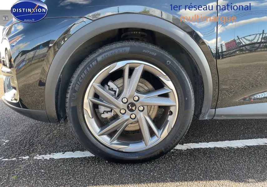 Gros plan sur la roue avant gauche du DS7 Crossback noir perle métal, mettant en valeur la jante alliage stylisée et le pneu Michelin.
