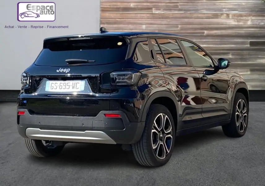 Vue 3/4 arrière droite d'un Jeep Avenger électrique noir 2023 avec jantes alliage et feux arrière fumés.