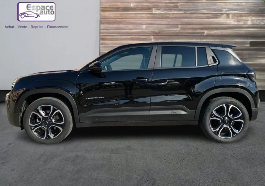 Profil côté gauche d'un Jeep Avenger noir électrique 2023 avec jantes distinctives et badge Avenger visible.