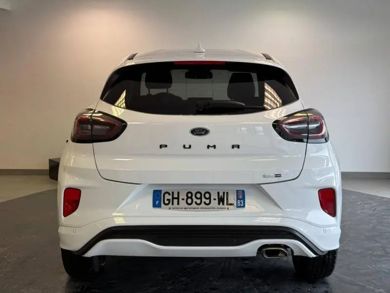Vue arrière d'une Ford Puma blanc glacier avec hayon électrique et feux arrière LED distinctifs.