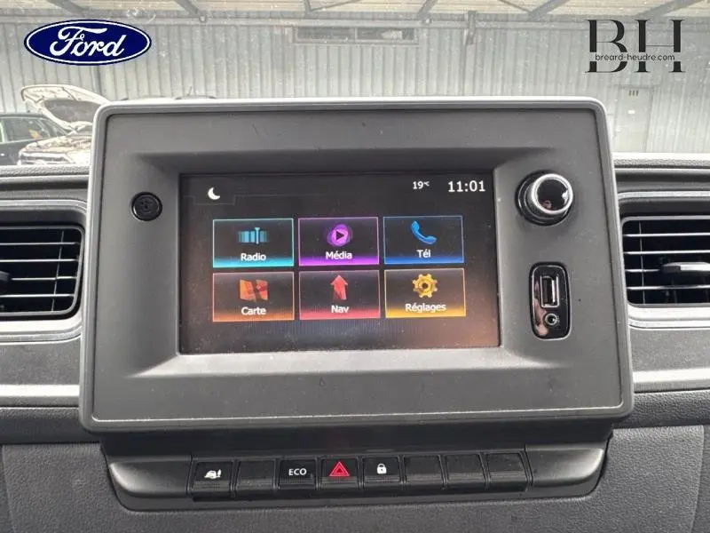 Écran tactile central du tableau de bord du Renault Master blanc, affichant les options radio, média, téléphone, navigation et réglages.