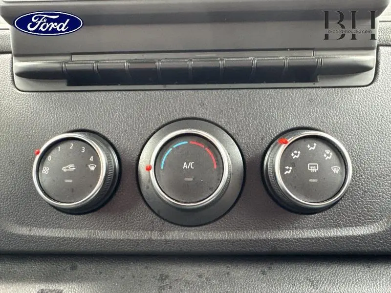 Commandes de climatisation manuelle noires du tableau de bord du Renault Master blanc, vue rapprochée centrale.