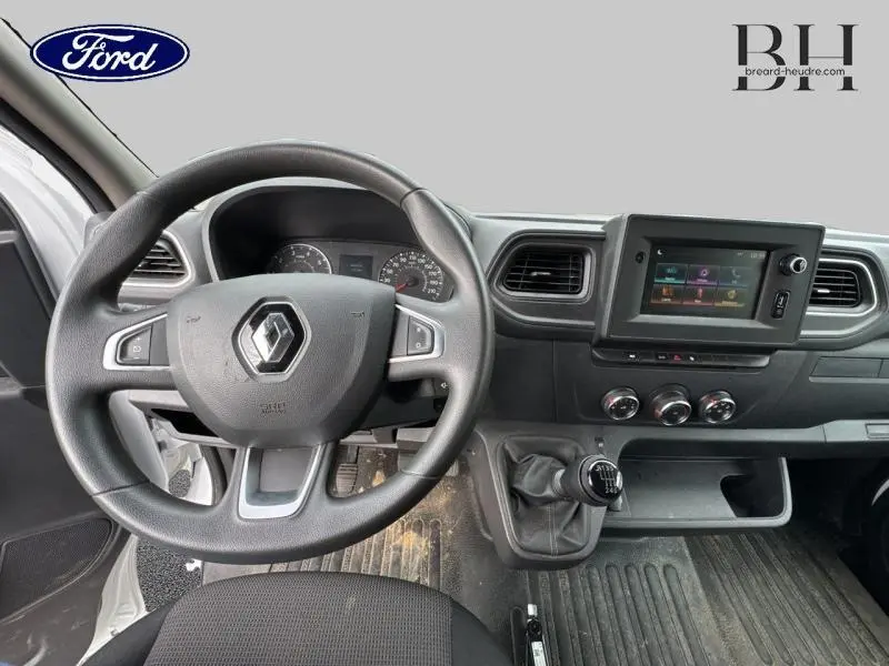 Vue intérieure du tableau de bord et volant Renault Master blanc minéral 2022 avec boîte manuelle et écran tactile central.