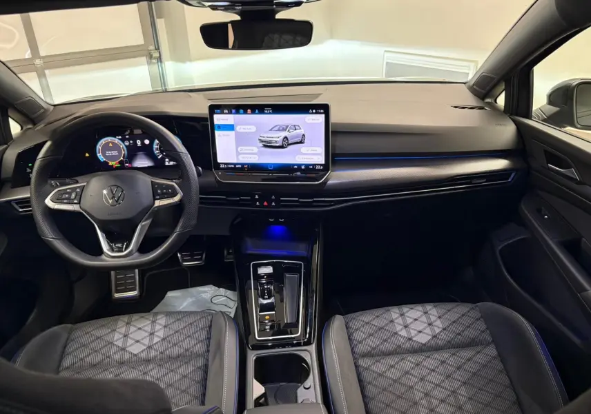 Vue intérieure avant de la Volkswagen Golf 1.5 eTSI 150 DSG7 R-Line Edition avec tableau de bord numérique et écran tactile central.