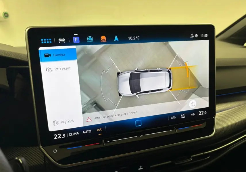 Vue intérieure de l’écran central affichant la caméra 360° Area View du Volkswagen Golf Gris Dauphin, version R-Line Edition.