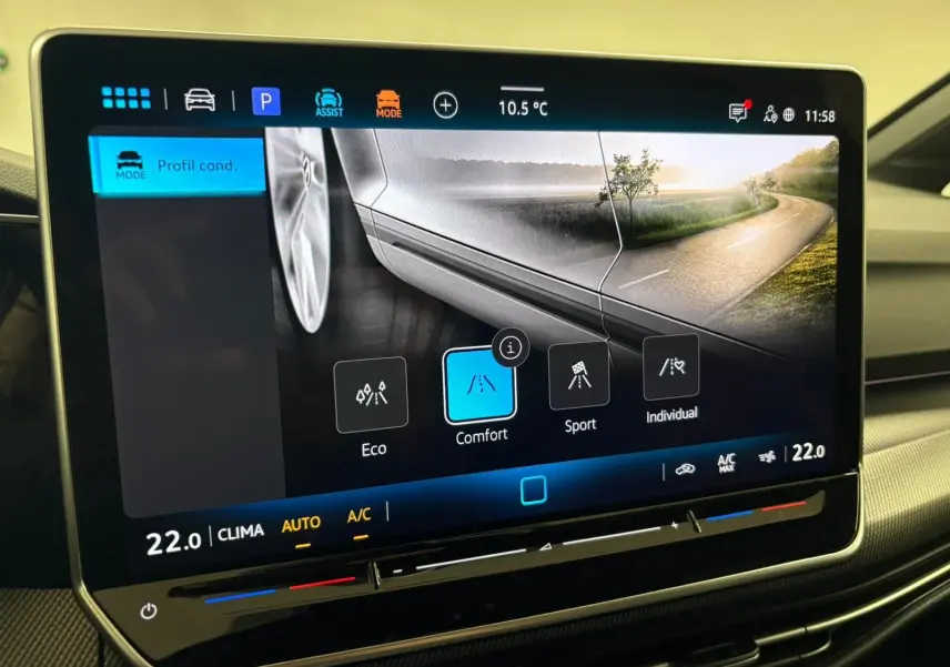 Écran tactile intérieur de la Volkswagen Golf 2025 montrant les modes de conduite avec interface moderne et température à 22°C.
