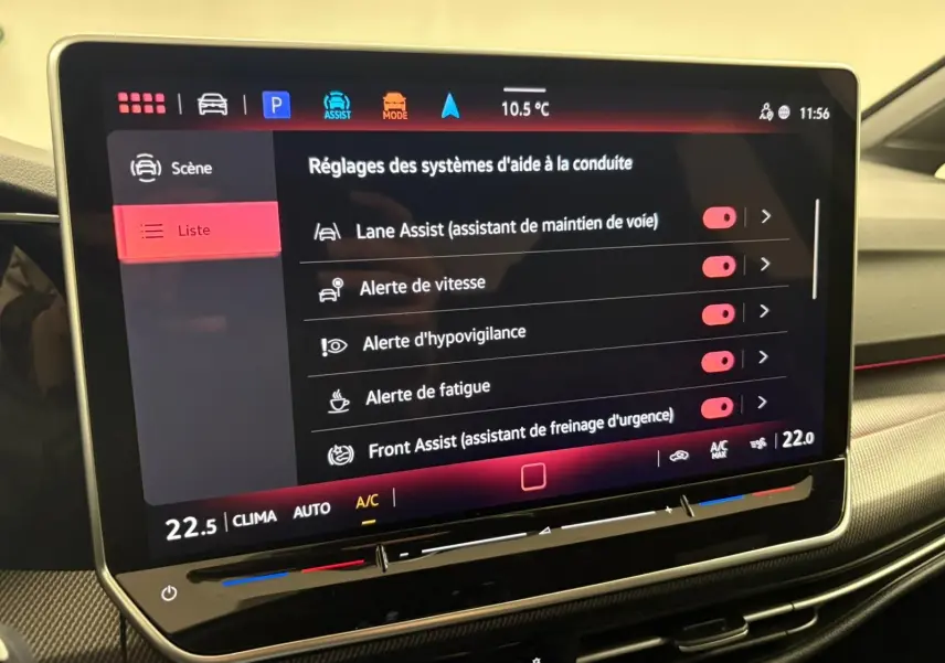 Écran tactile central de la Volkswagen Golf 1.5 eTSI 2025 affichant les réglages des aides à la conduite.