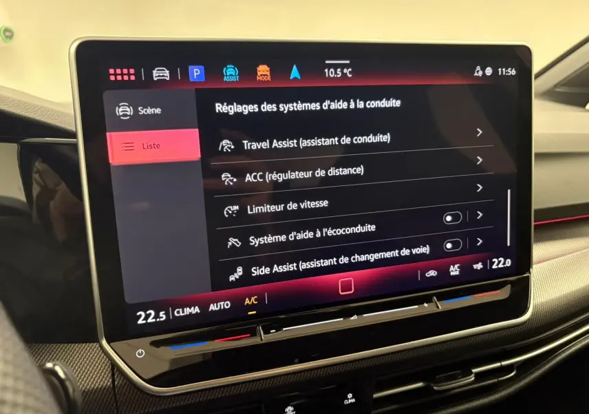 Écran tactile central affichant les réglages d’aide à la conduite dans l’habitacle d’une Volkswagen Golf gris dauphin.