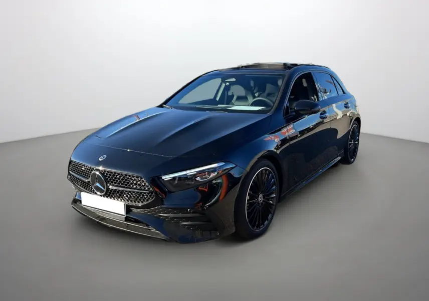 Mercedes Classe A 200D BVA Exclusive Design noir cosmos vue 3/4 avant avec jantes alu noires et toit ouvrant panoramique.
