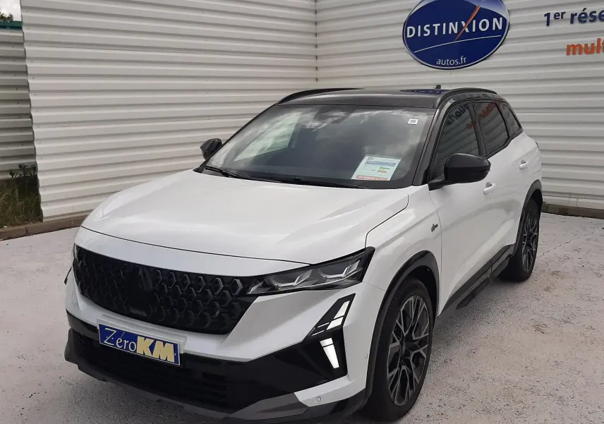 Renault Austral full hybrid blanc nacré avec toit noir étoilé, vue 3/4 avant mettant en valeur la calandre noire et les jantes 20'' noires.