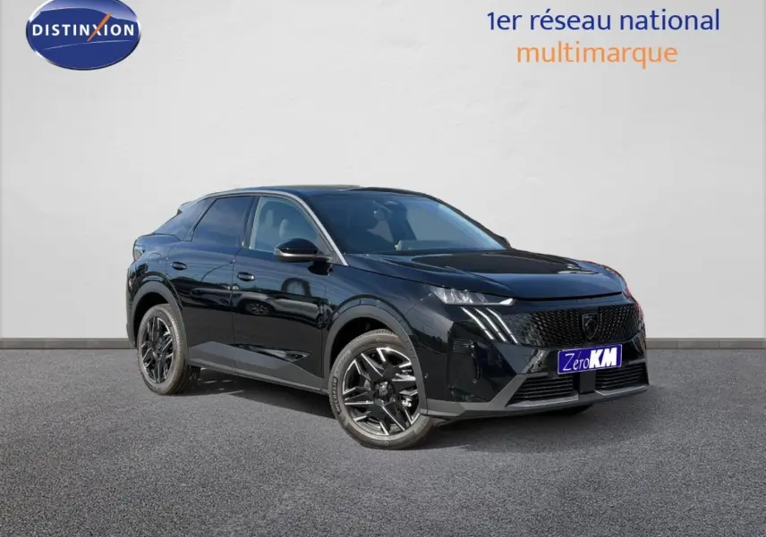 Peugeot 3008 noir Perla Nera en 3/4 avant droit, avec jantes alliage noires et calandre distinctive.