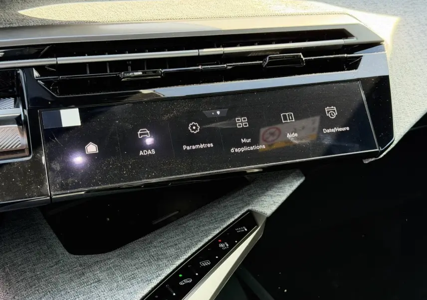 Vue rapprochée de la console centrale du Peugeot 3008 2026, écran tactile noir avec commandes digitales.
