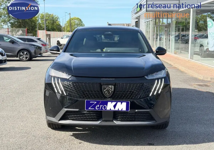 Vue avant du Peugeot 3008 noir Perla Nera avec calandre moderne et feux LED en griffes distinctifs.