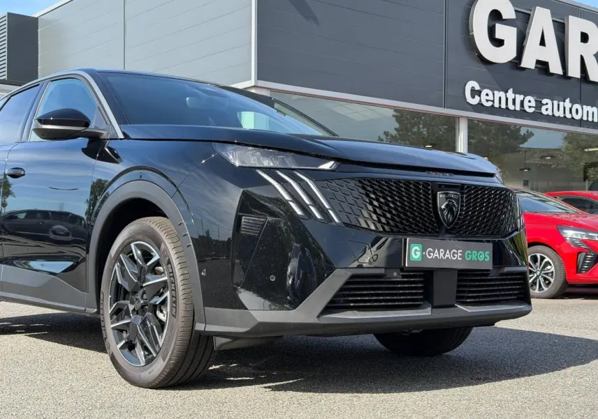 Vue 3/4 avant droit d'un Peugeot 3008 noir Perla Nera avec calandre noire et jantes alliage distinctives.