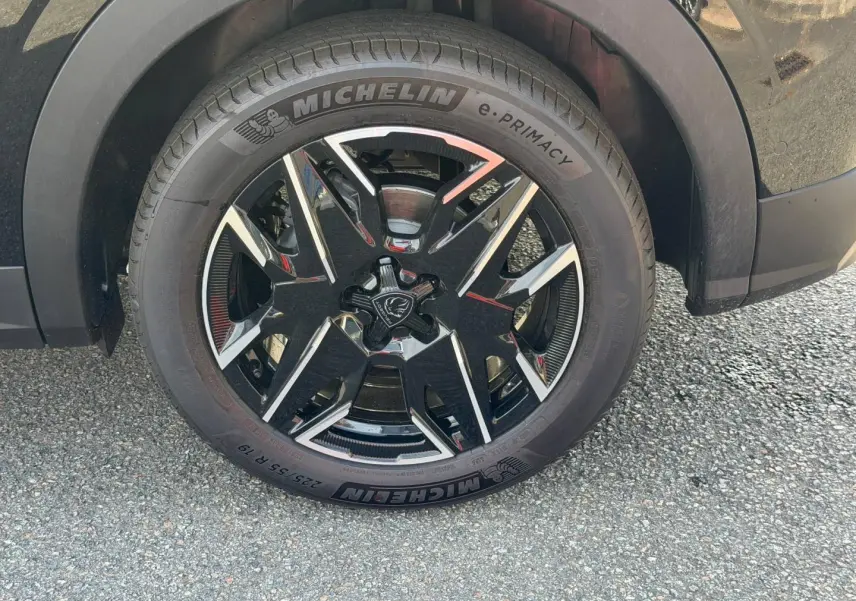 Gros plan sur la roue avant droite noire Perla Nera du Peugeot 3008 avec jante alu noire et détails chromés.