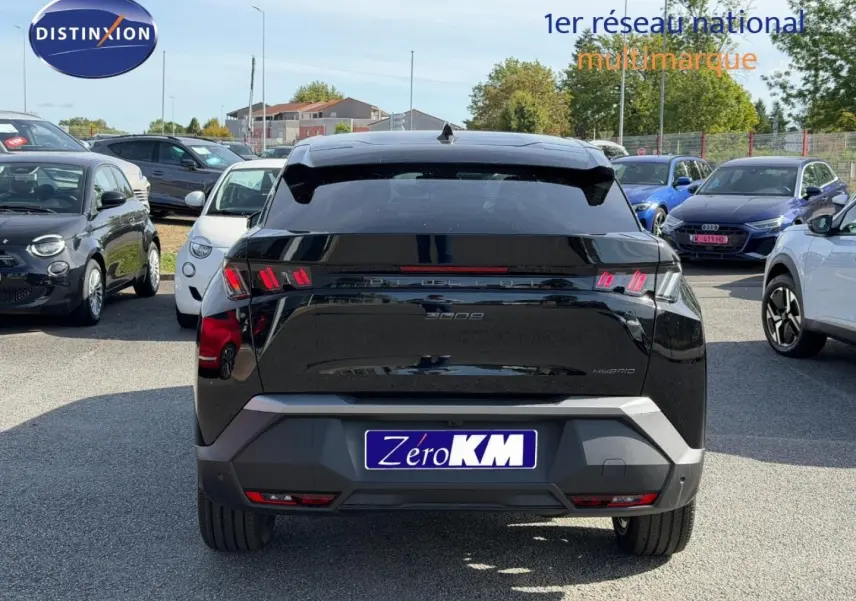Vue arrière d’un Peugeot 3008 noir Perla Nera avec feux LED distinctifs et logo hybride visible.