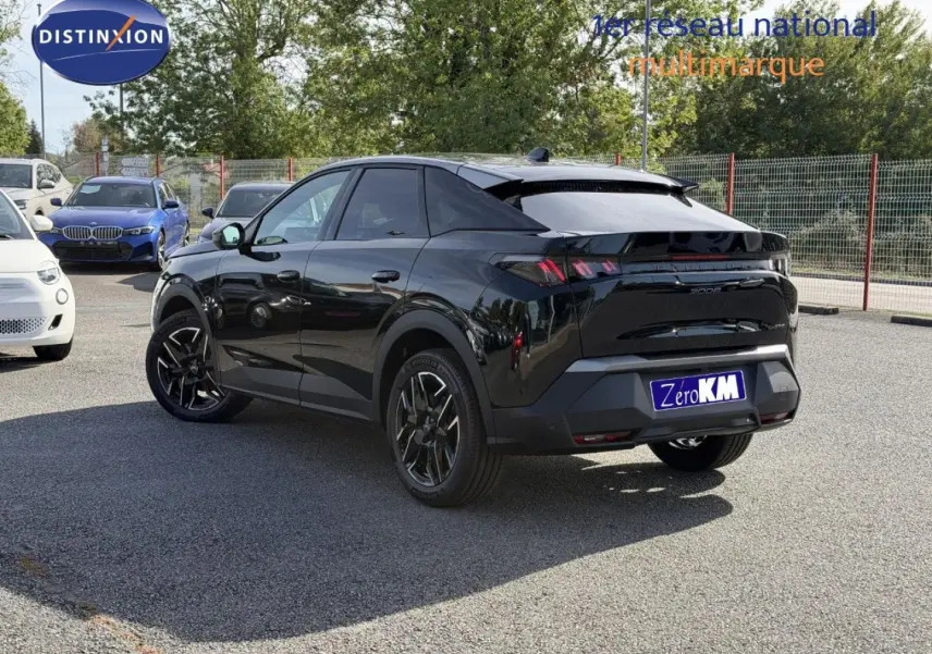 Peugeot 3008 noir Perla Nera vue 3/4 arrière droit, jantes alu noires et feux arrière LED distinctifs.