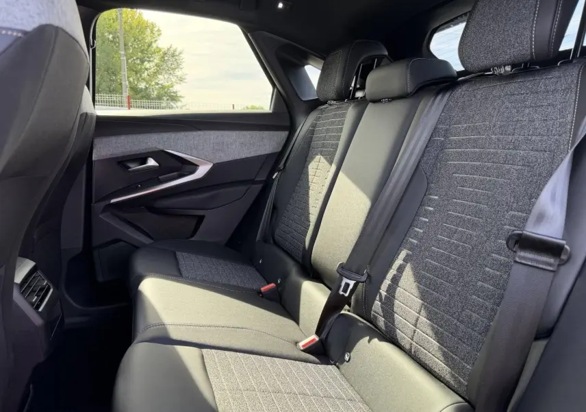 Vue latérale droite de la banquette arrière gris foncé et tissu CRISPY du Peugeot 3008 Hybrid 2026.