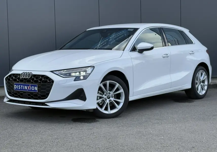 Audi A3 Sportback blanc Arkona vue 3/4 avant droit, avec calandre noire et jantes alliage 17 pouces.