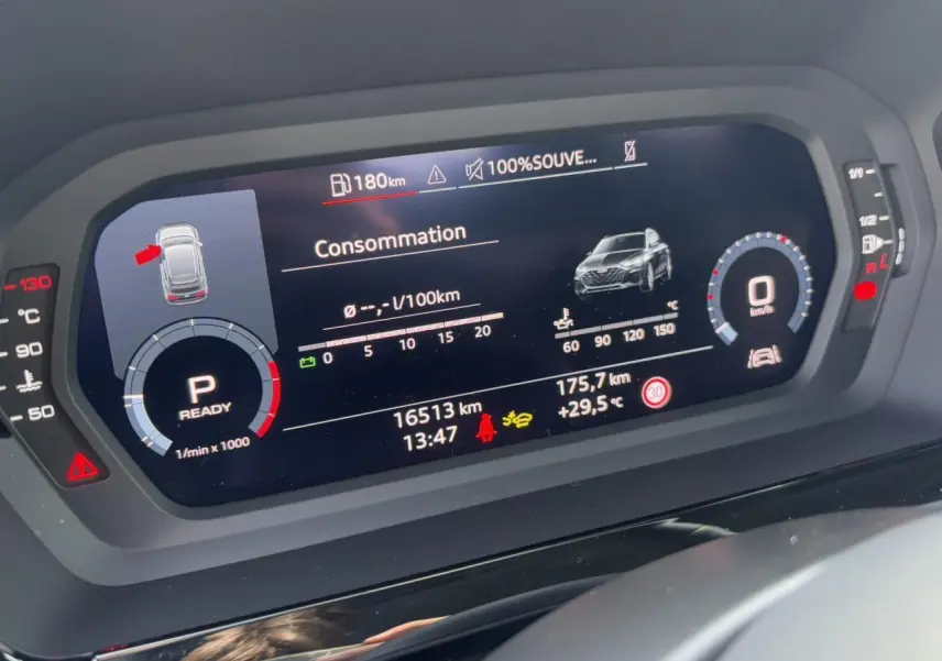 Tableau de bord numérique de l'Audi A3 Sportback 2024 affichant la consommation et la vitesse à l'arrêt.