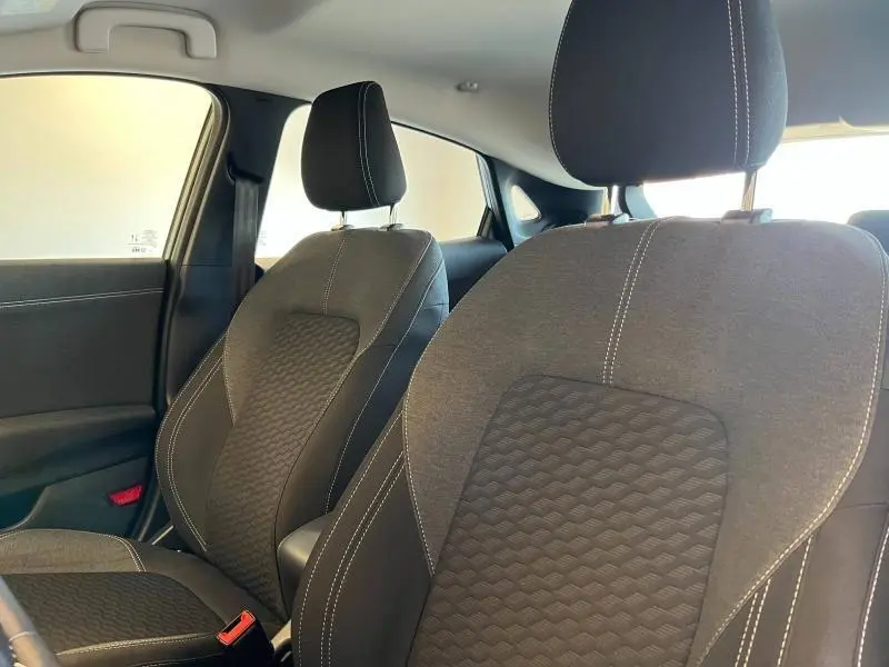 Gros plan sur les sièges avant en tissu noir avec surpiqûres blanches de la Ford Puma 2022 Fashion Gris Magnetic.