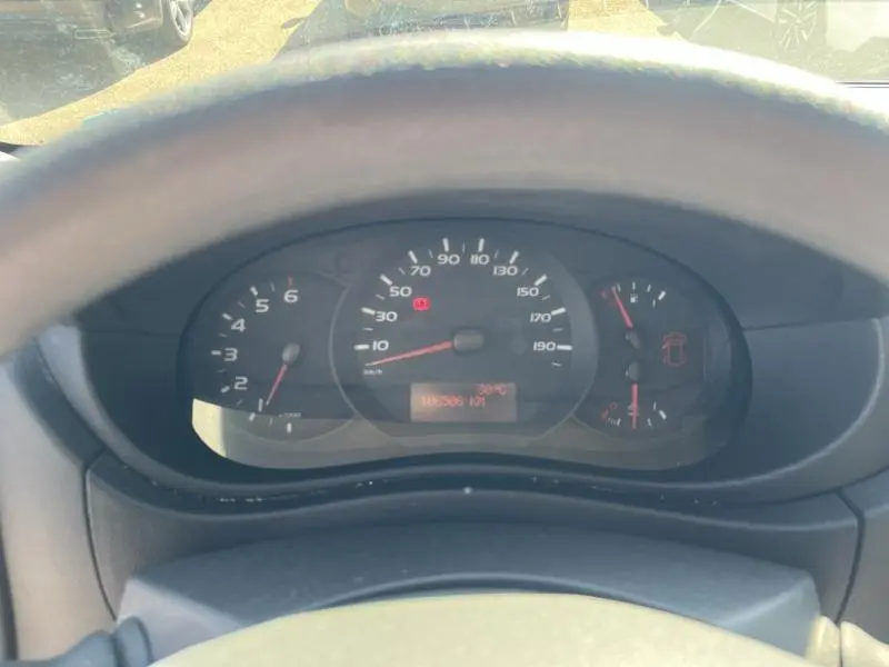 Tableau de bord du Renault Master blanc glacier 2018, affichant compteur, jauge carburant et température moteur.