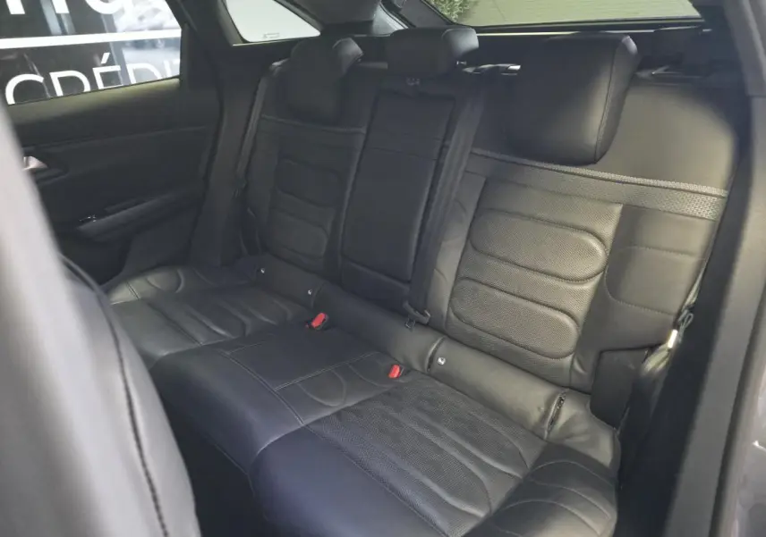 Banquette arrière en cuir noir perforé vue côté gauche dans une Citroën C5 X Hybrid 2023 gris.