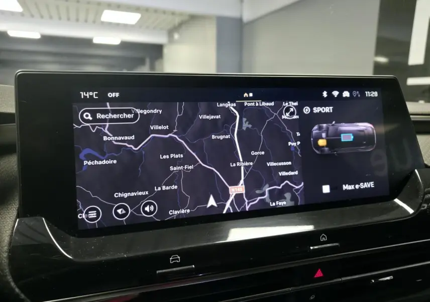 Écran tactile central du tableau de bord du Citroën C5 X Hybrid Rechargeable 2023 affichant la navigation et le mode sport.