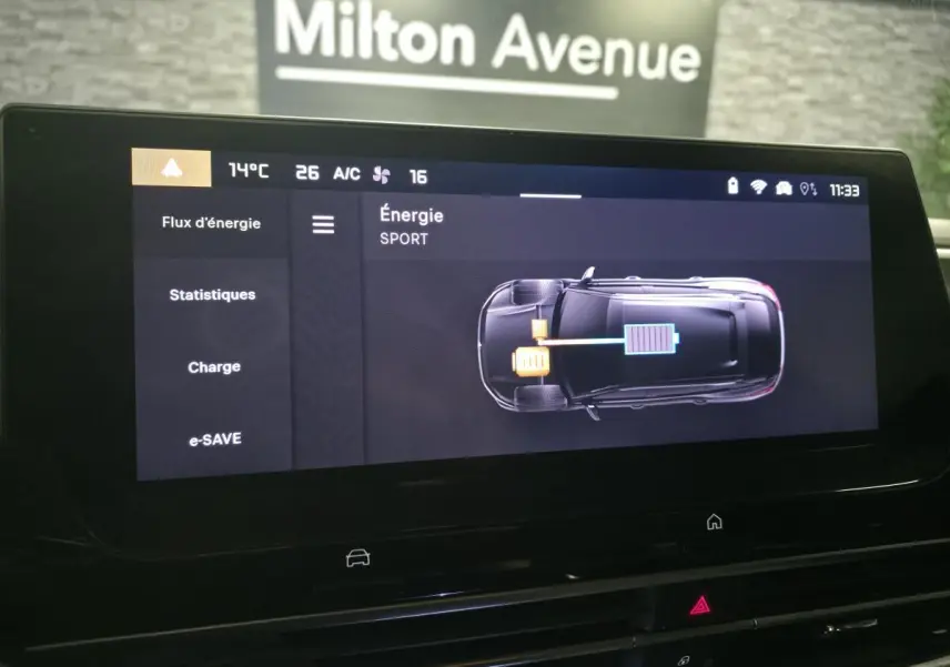 Écran central affichant le flux d'énergie en mode Sport d'une Citroën C5 X hybride rechargeable, vue intérieure.