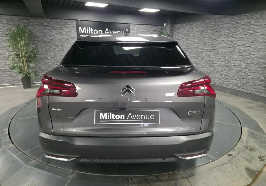 Vue arrière d'une Citroën C5 X gris métallisé 2023 avec feux LED et logo distinctif au centre du hayon.