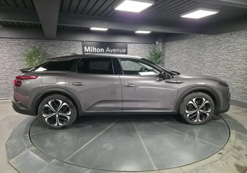 Vue latérale droite d'une Citroën C5 X gris métallisé avec toit noir et jantes alliage 19 pouces AeroX.