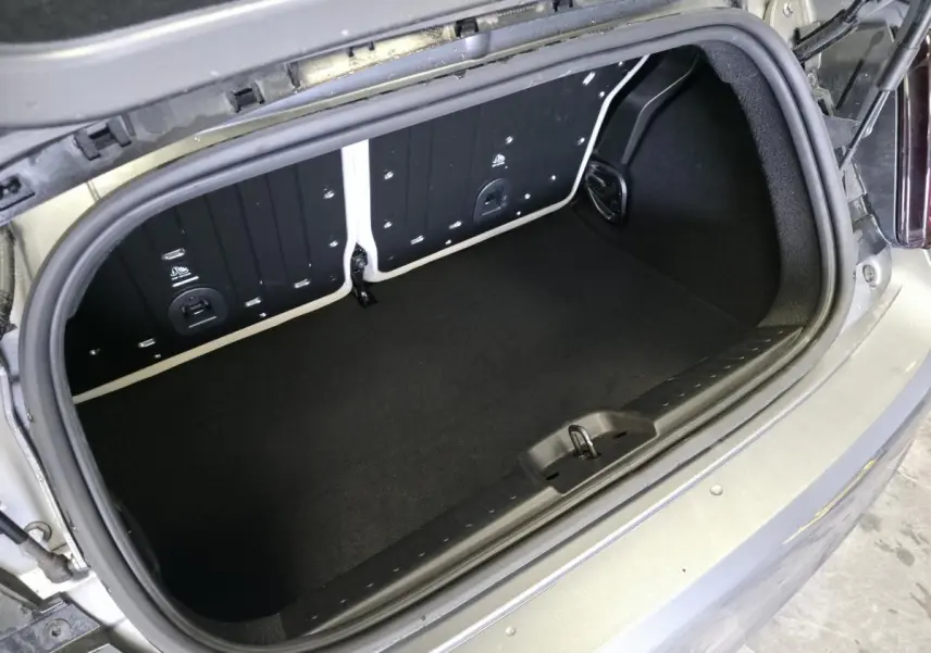 Coffre ouvert vu de dessus de la Fiat 500 Cabriolet électrique gris foncé avec banquette arrière rabattue.
