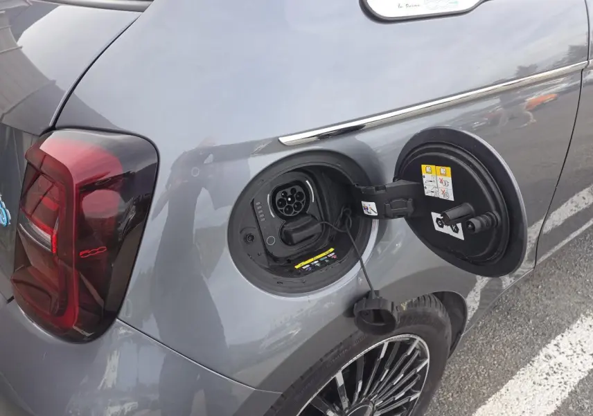Feu arrière droit fumé et logo 500 rouge sur une FIAT 500 Cabriolet électrique gris foncé vue de l'arrière côté droit.