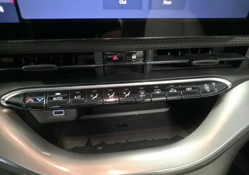 Gros plan sur la console centrale de la Fiat 500 Cabriolet électrique 2022, boutons de climatisation et ventilation visibles.