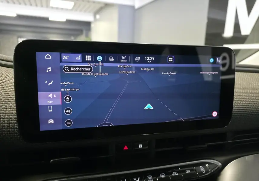 Écran tactile central affichant la navigation GPS dans l'habitacle d'une Fiat 500 Cabriolet électrique gris foncé.