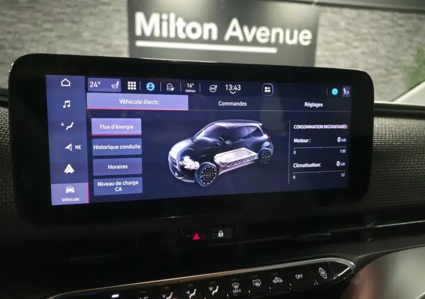 Écran tactile intérieur montrant l'interface énergie d'une Fiat 500 Cabriolet électrique gris foncé, tableau de bord moderne.