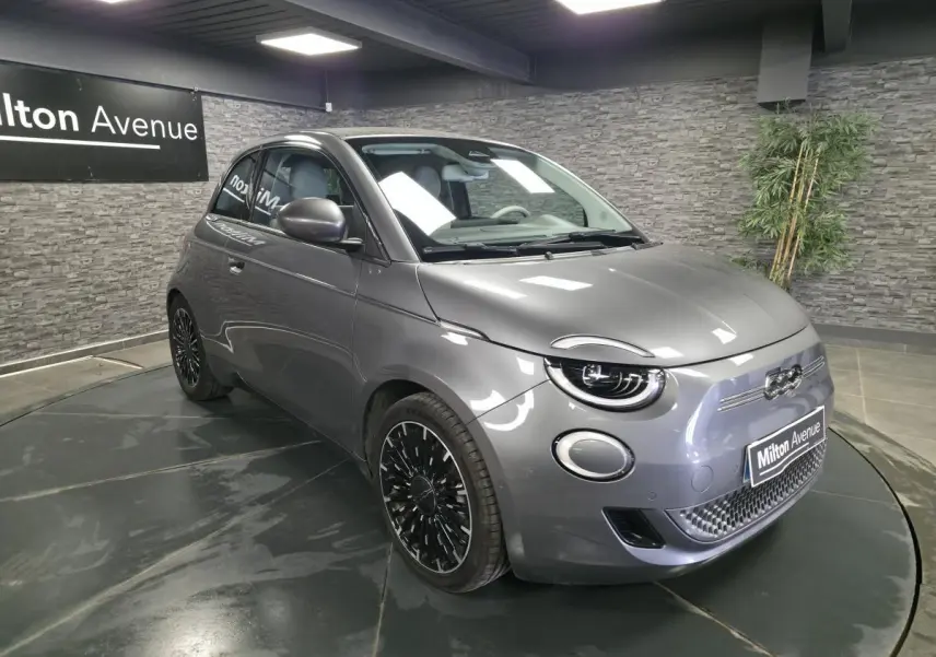 Fiat 500 Cabriolet électrique gris foncé vue 3/4 avant droit avec jantes alliage noires et détails chromés