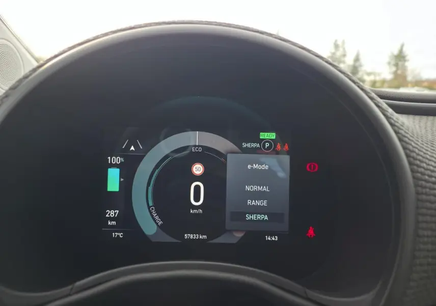 Tableau de bord numérique de la Fiat 500 Cabriolet électrique, affichant mode SHERPA et autonomie à 287 km.