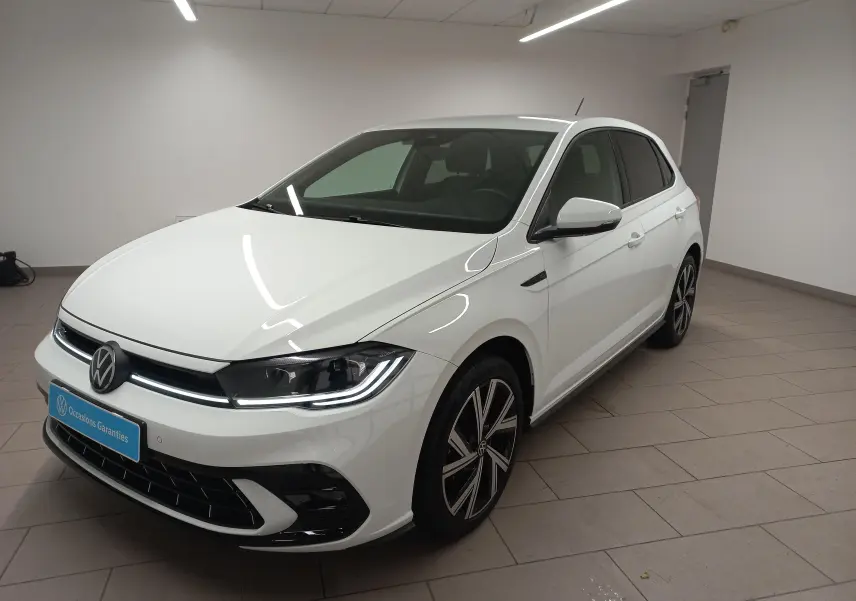 Volkswagen Polo blanc pur vue 3/4 avant droit avec phares LED et vitres arrière surteintées.