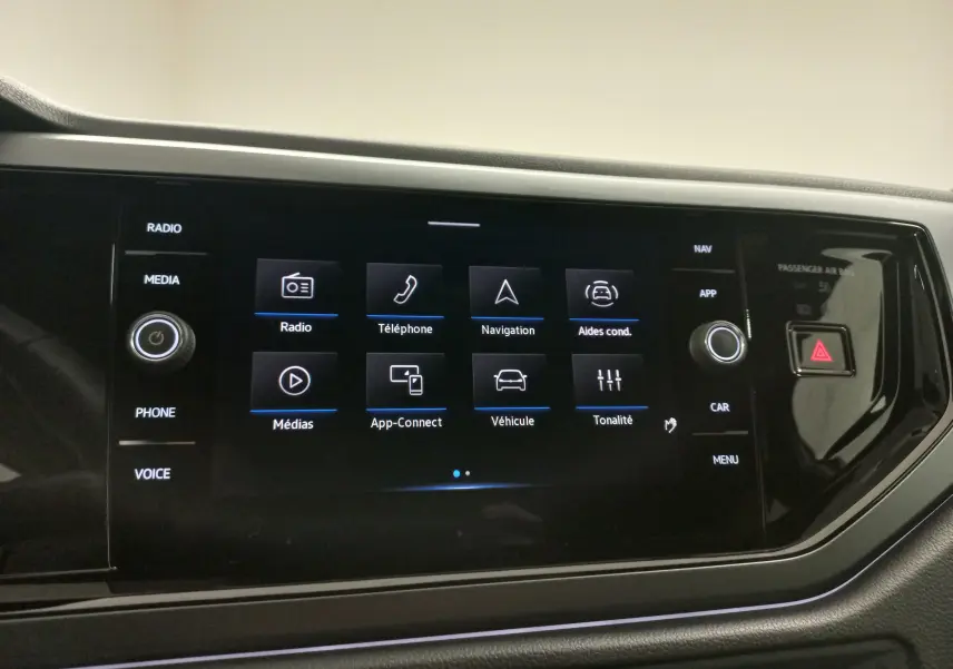 Écran tactile central du Volkswagen Polo 2025 affichant les options radio, téléphone, navigation et aides à la conduite.