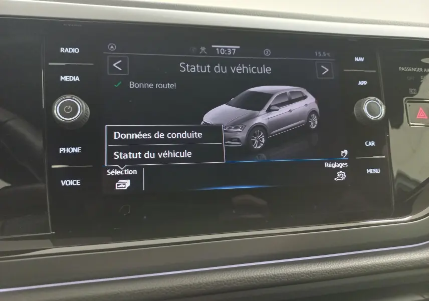Écran de la radio affichant le statut du véhicule avec une image 3/4 avant d'une Volkswagen Polo blanche.