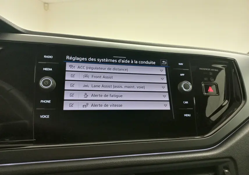 Écran central tactile de la Volkswagen Polo 2025 affichant les réglages des aides à la conduite.