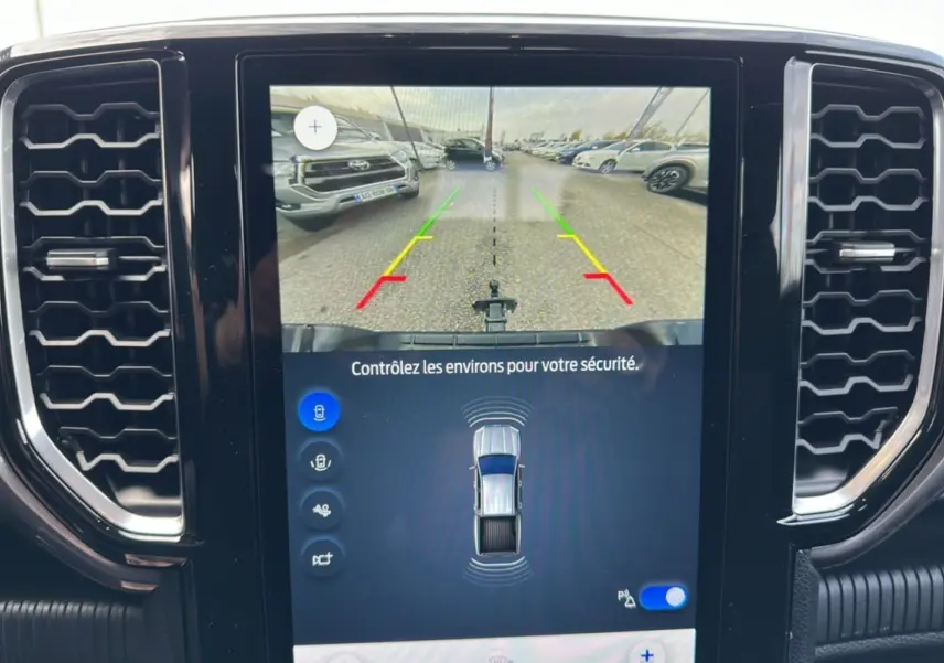 Écran central du Ford Ranger gris iconic montrant la caméra de recul et les capteurs de stationnement.