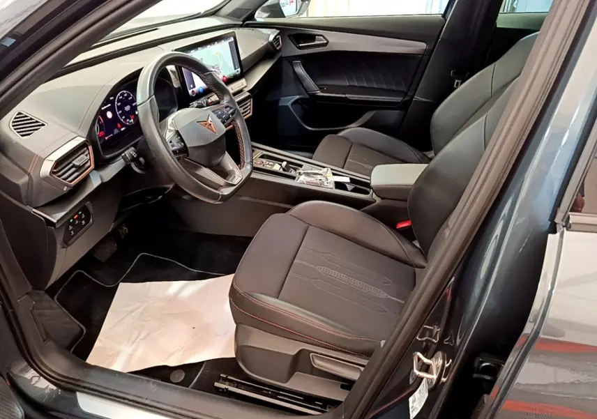 Intérieur côté conducteur de la CUPRA Formentor gris foncé 2022, volant cuir alu multifonctions et écran tactile visible.