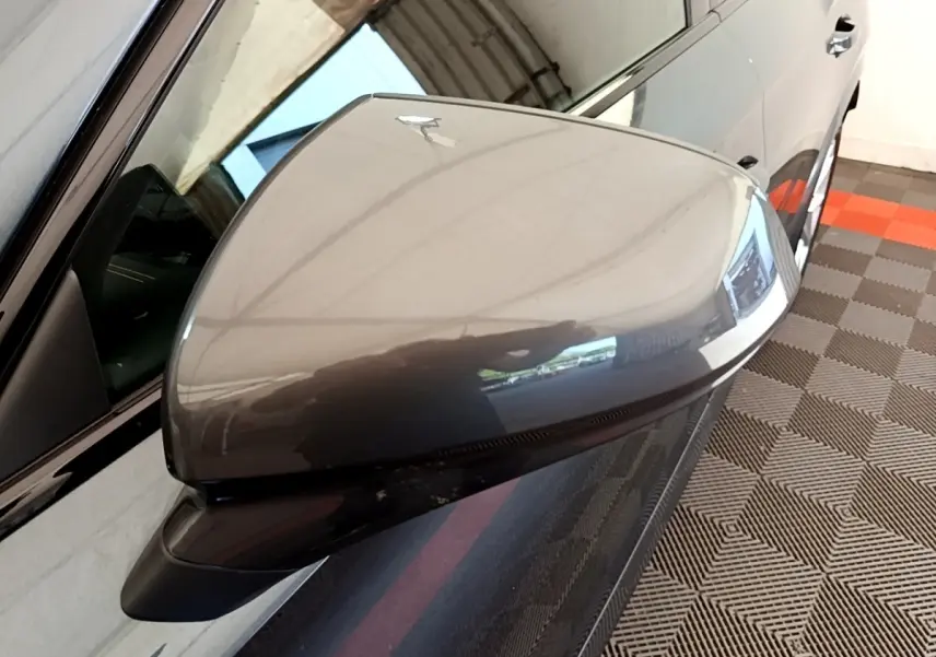Rétroviseur droit gris foncé du CUPRA Formentor 2022, avec carrosserie et poignée de porte visibles en arrière-plan.